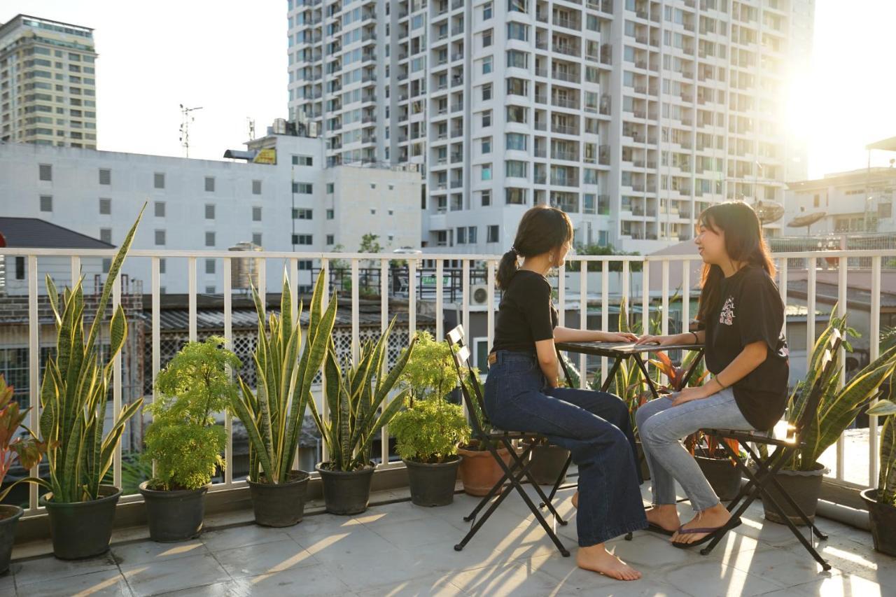 Rabbitat Hostel Bangkok Exterior photo